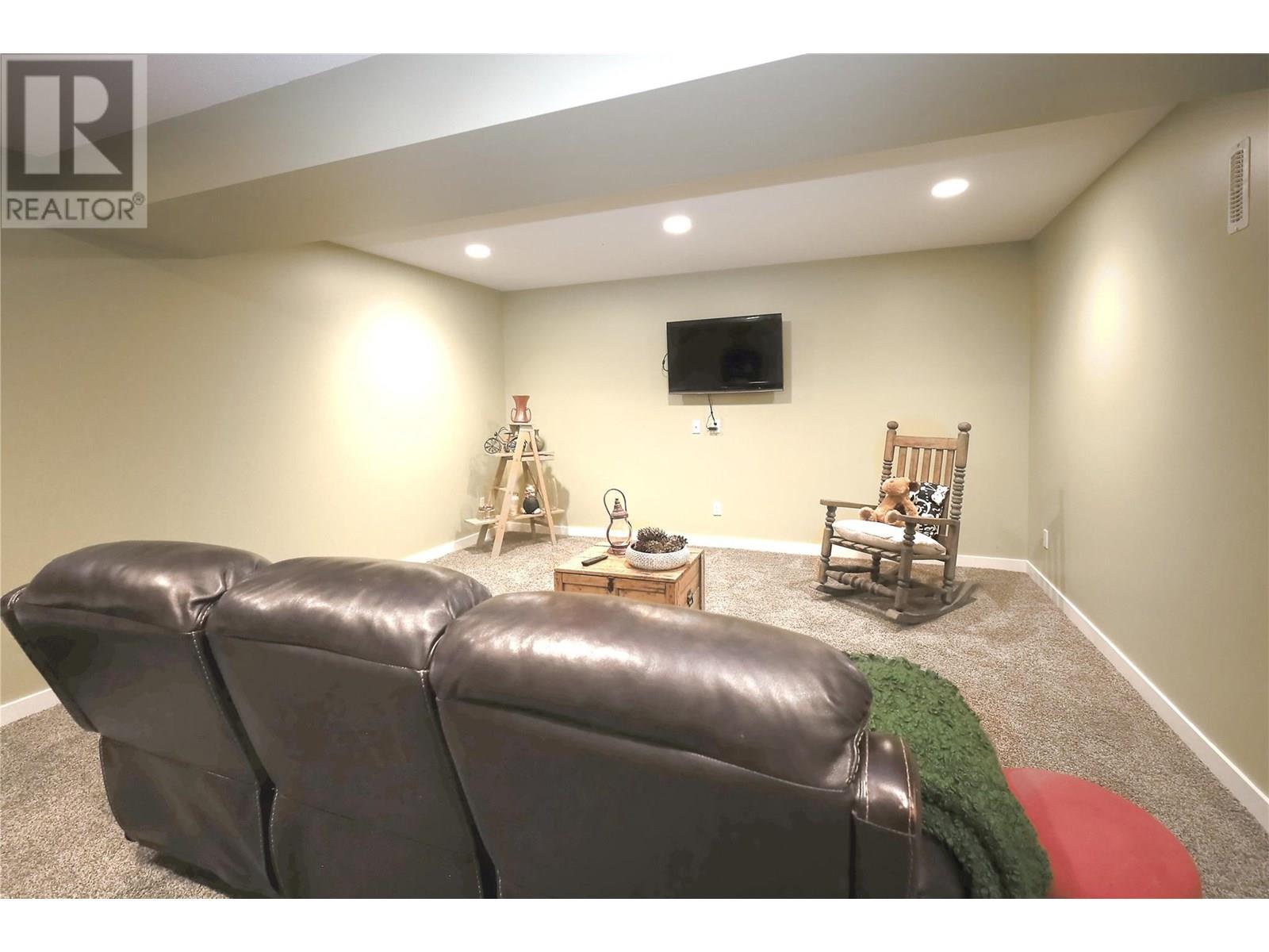 Photo 32 of 917 Copper Point Way, Windermere BC
