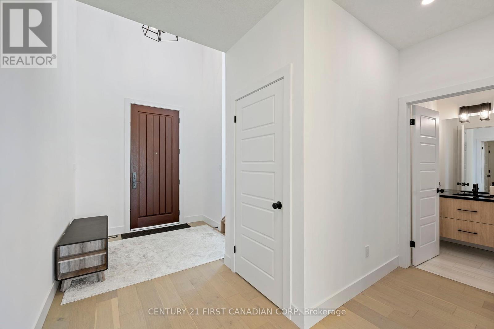Photo 2 of 5 Hartland Circle, St Thomas ON