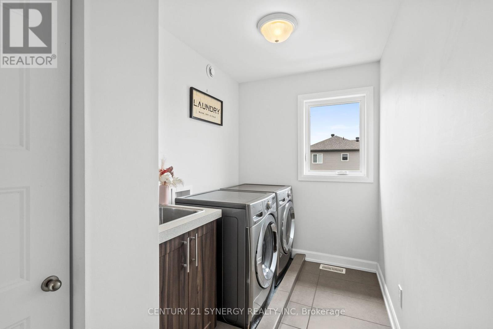 Photo 8 of 406 Provence Avenue, Russell ON