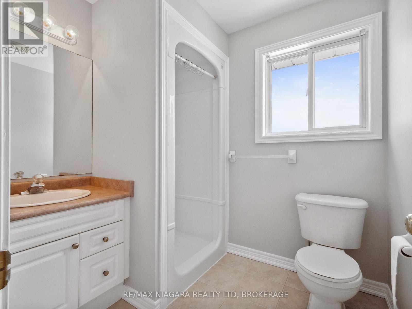 Photo 24 of 66 Hunter Drive, Welland ON