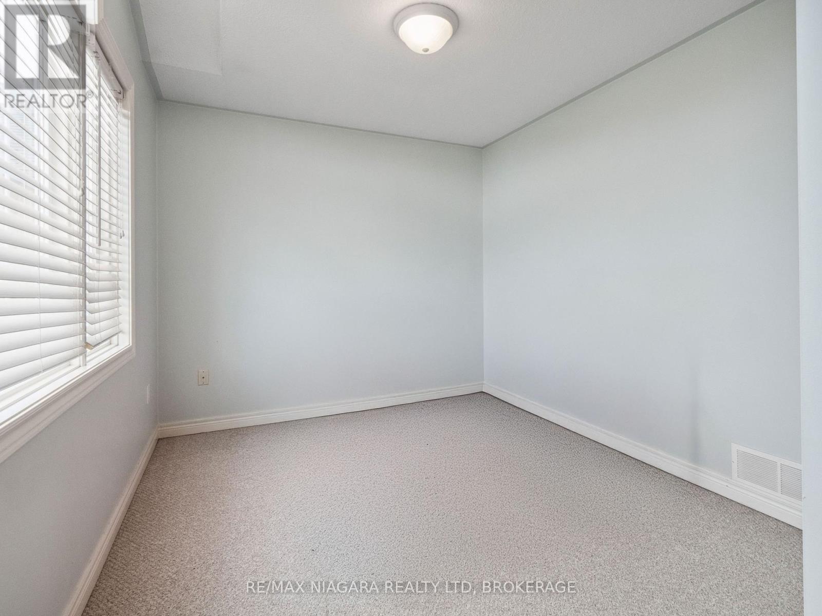 Photo 25 of 66 Hunter Drive, Welland ON
