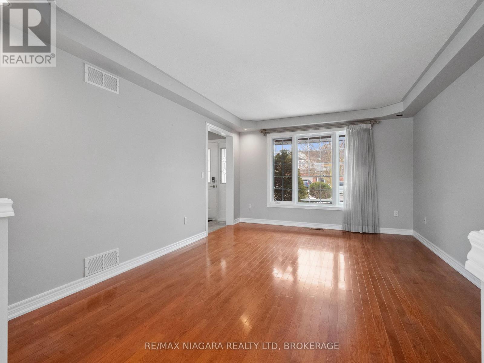 Photo 14 of 66 Hunter Drive, Welland ON