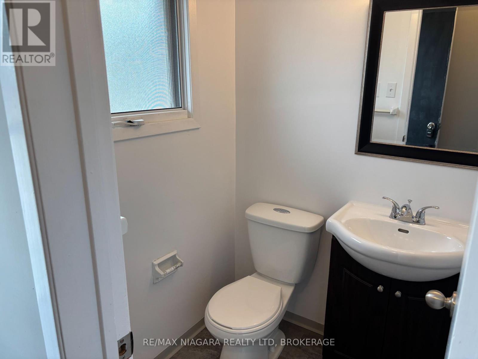 Photo 11 of 12 21 Woodlawn Road, Welland ON