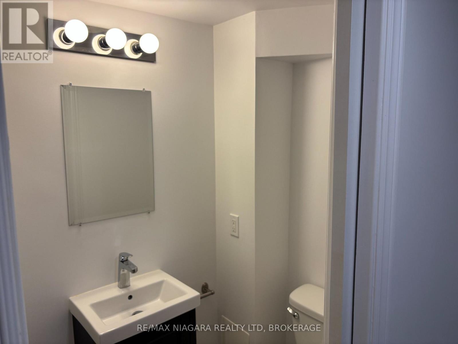 Photo 9 of 12 21 Woodlawn Road, Welland ON