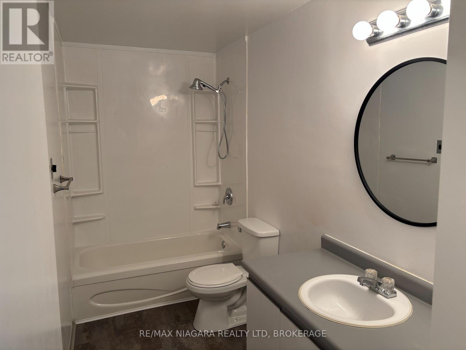 Photo 7 of 12 21 Woodlawn Road, Welland ON