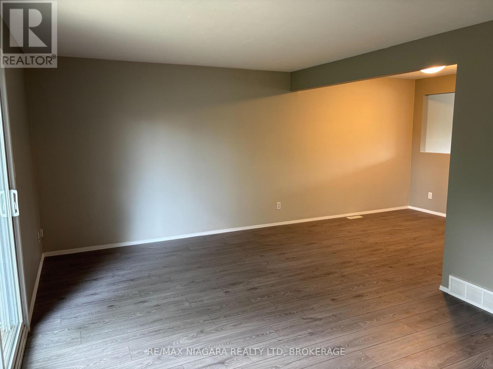 Photo 1 of 12 21 Woodlawn Road, Welland ON