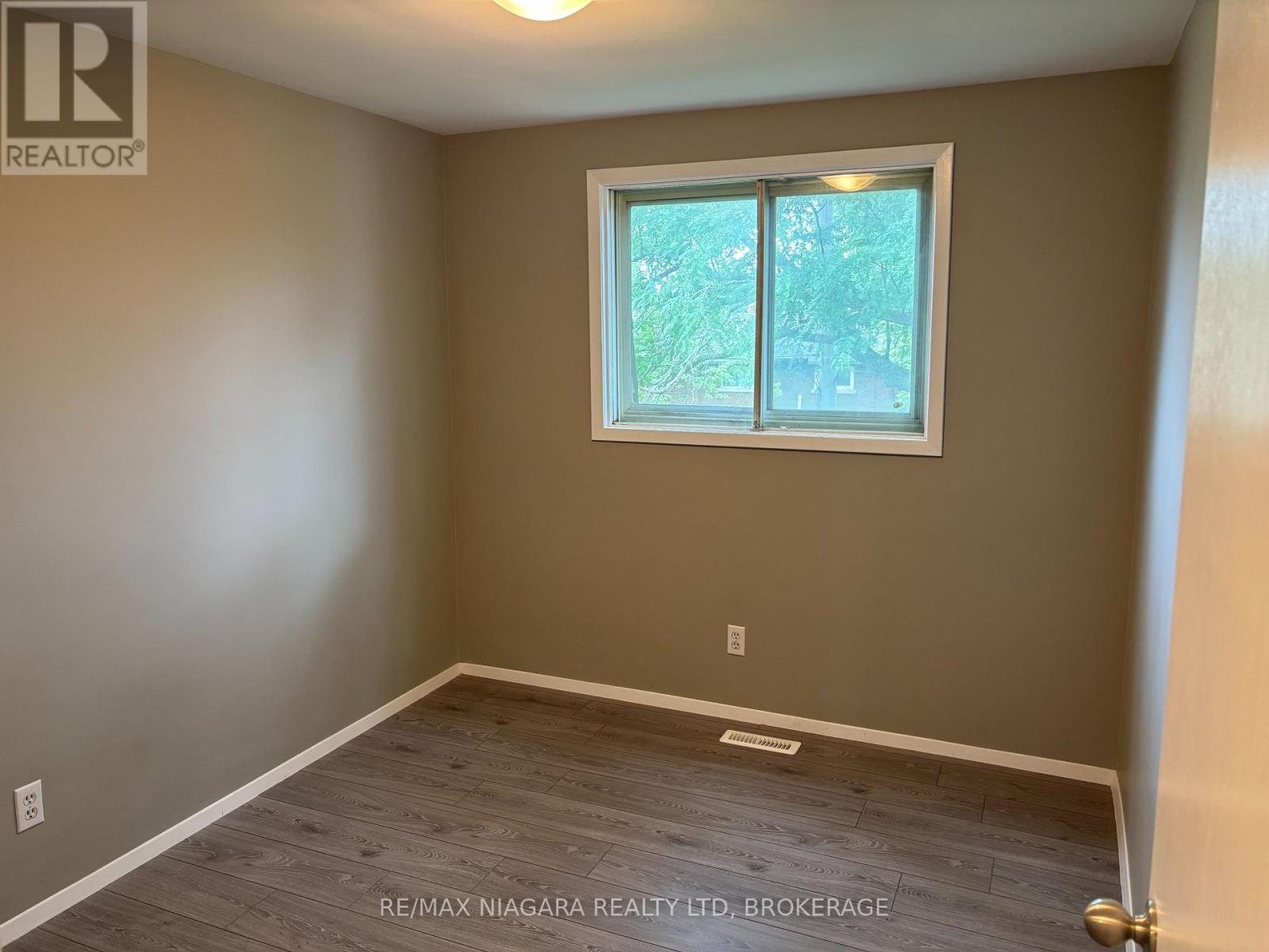 Photo 8 of 12 21 Woodlawn Road, Welland ON