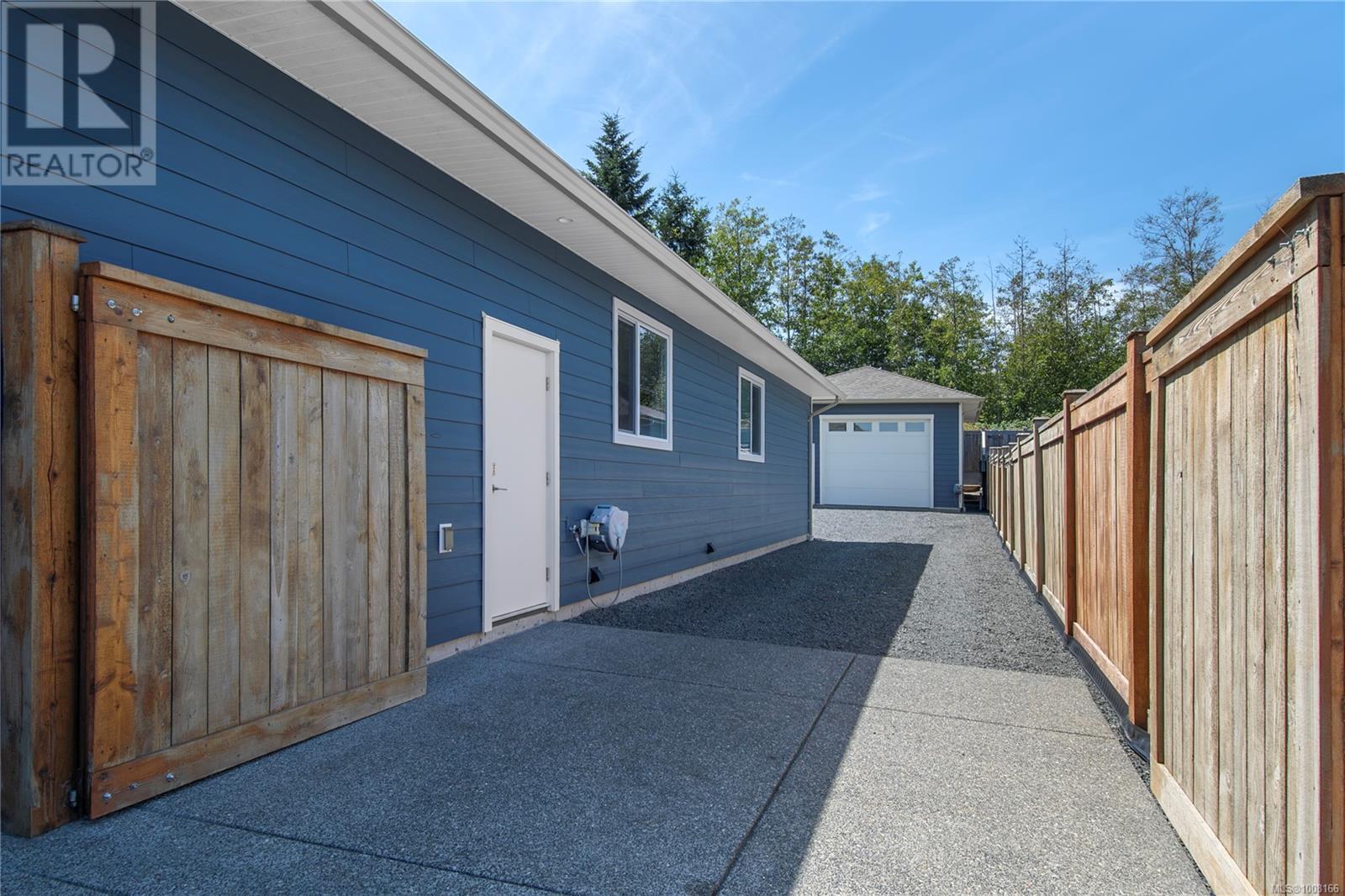 Photo 8 of 2270 Forest Grove Dr, Campbell River BC