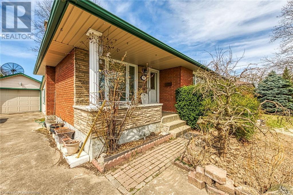 Photo 2 of 9 Gavin Drive, St Catharines ON