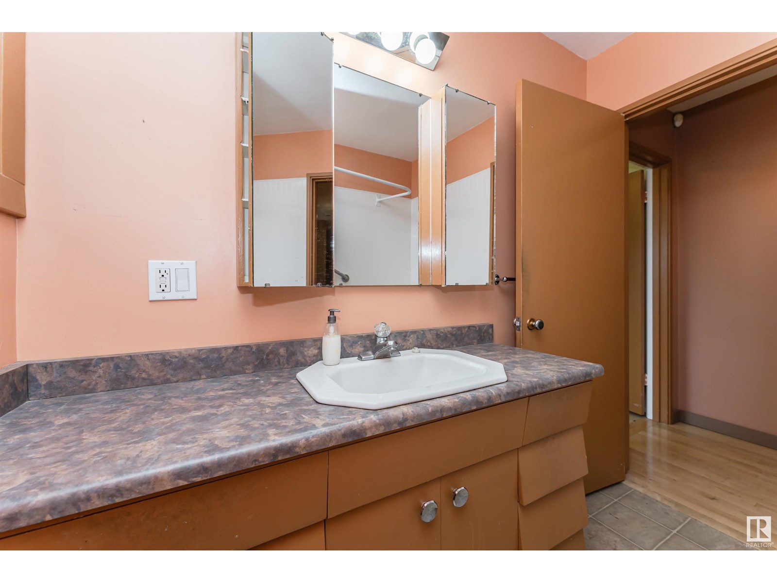 Photo 7 of 14732 91 Av Nw, Edmonton AB