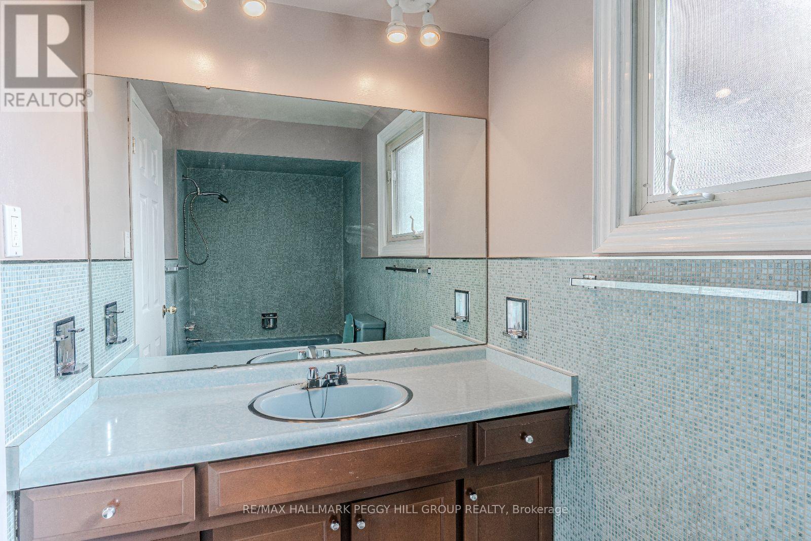 Photo 10 of 39 Frith Road, Toronto ON