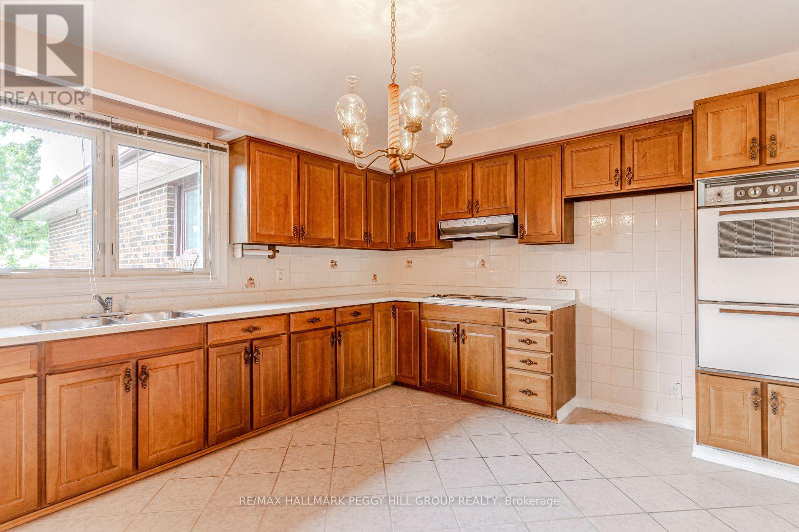 Photo 4 of 39 Frith Road, Toronto ON