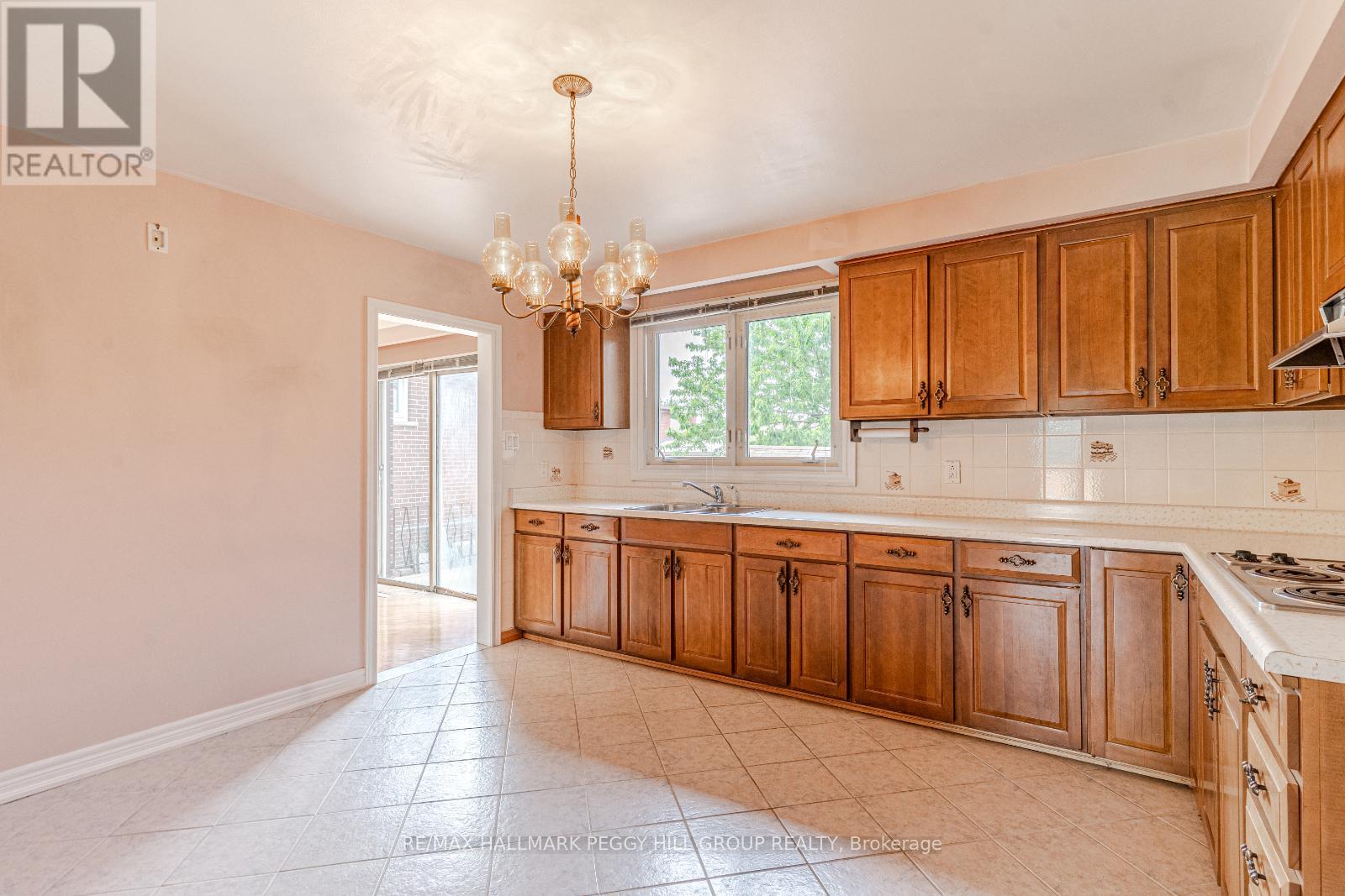 Photo 5 of 39 Frith Road, Toronto ON