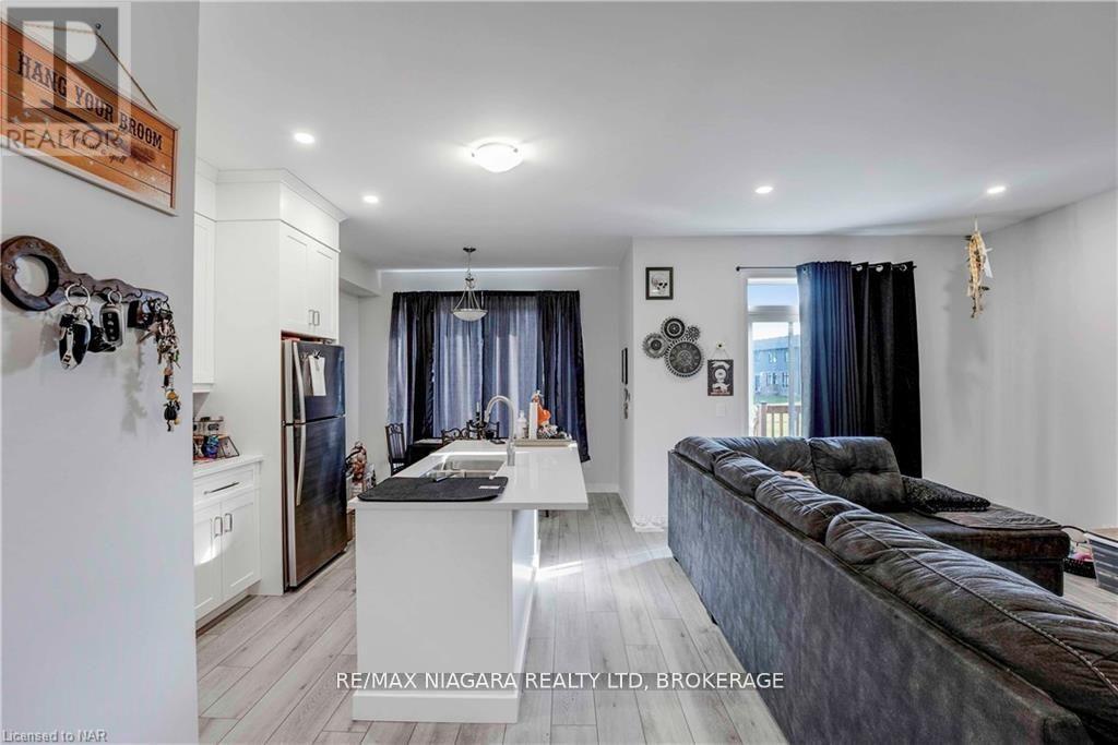 Photo 2 of 7125 Parsa Street, Niagara Falls ON