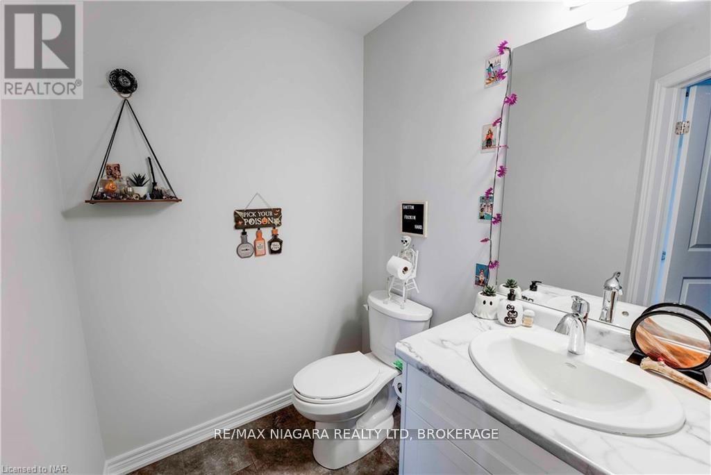 Photo 9 of 7125 Parsa Street, Niagara Falls ON