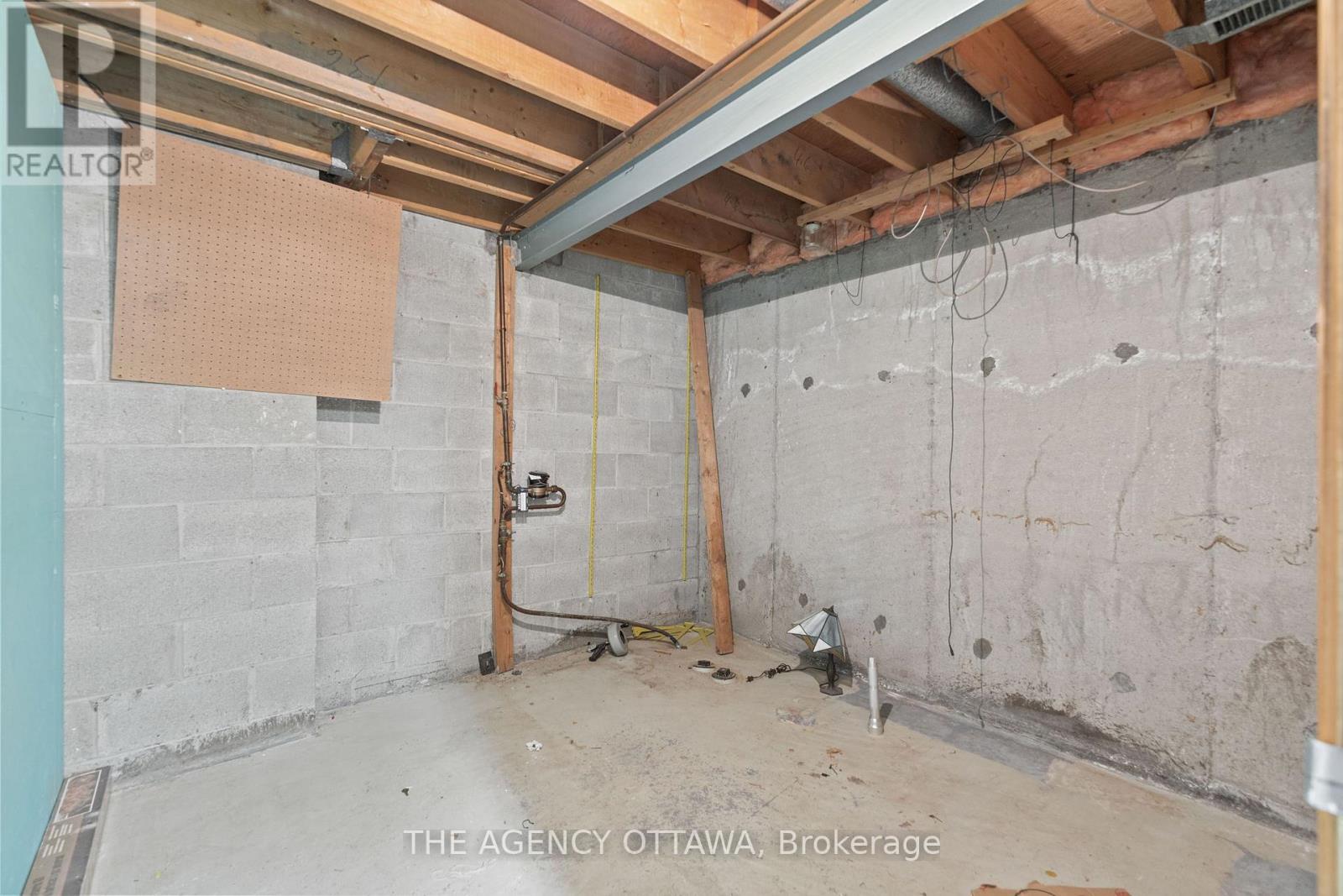 Photo 33 of 688 Laverendrye Drive, Ottawa ON