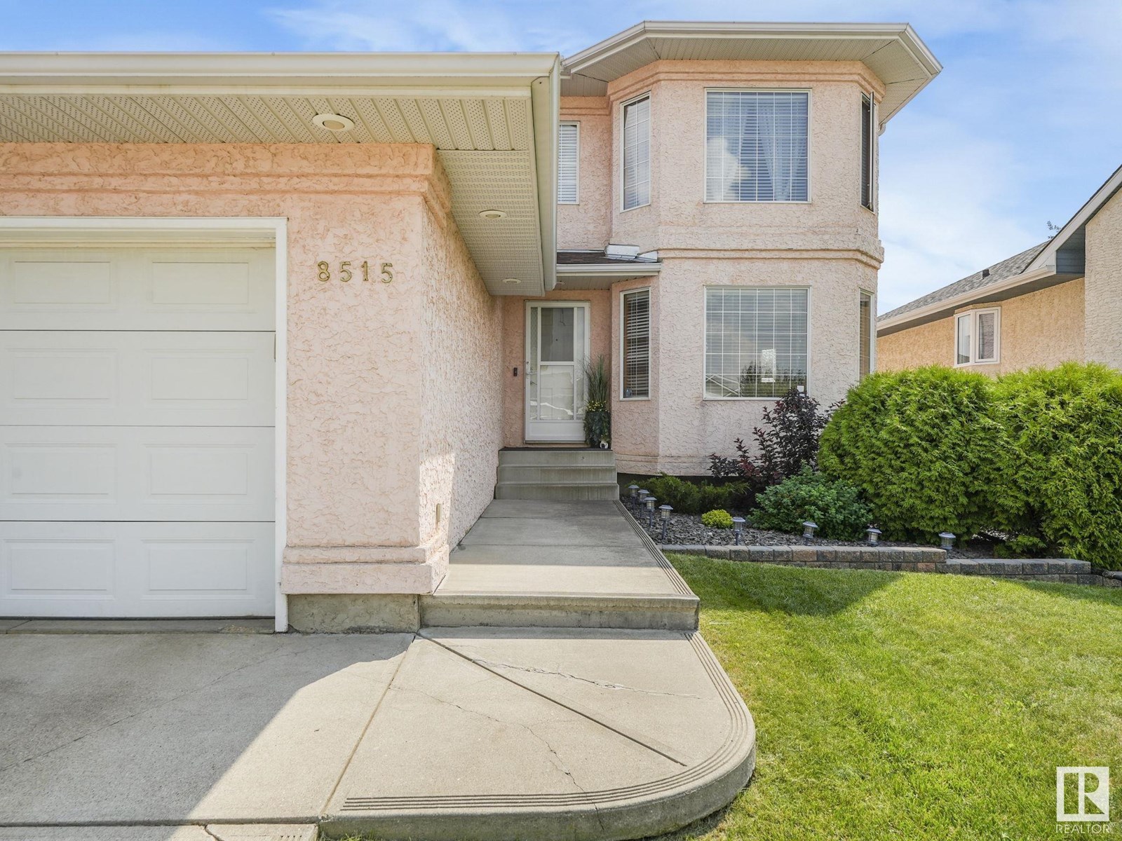 Photo 2 of 8515 157 Av Nw, Edmonton AB