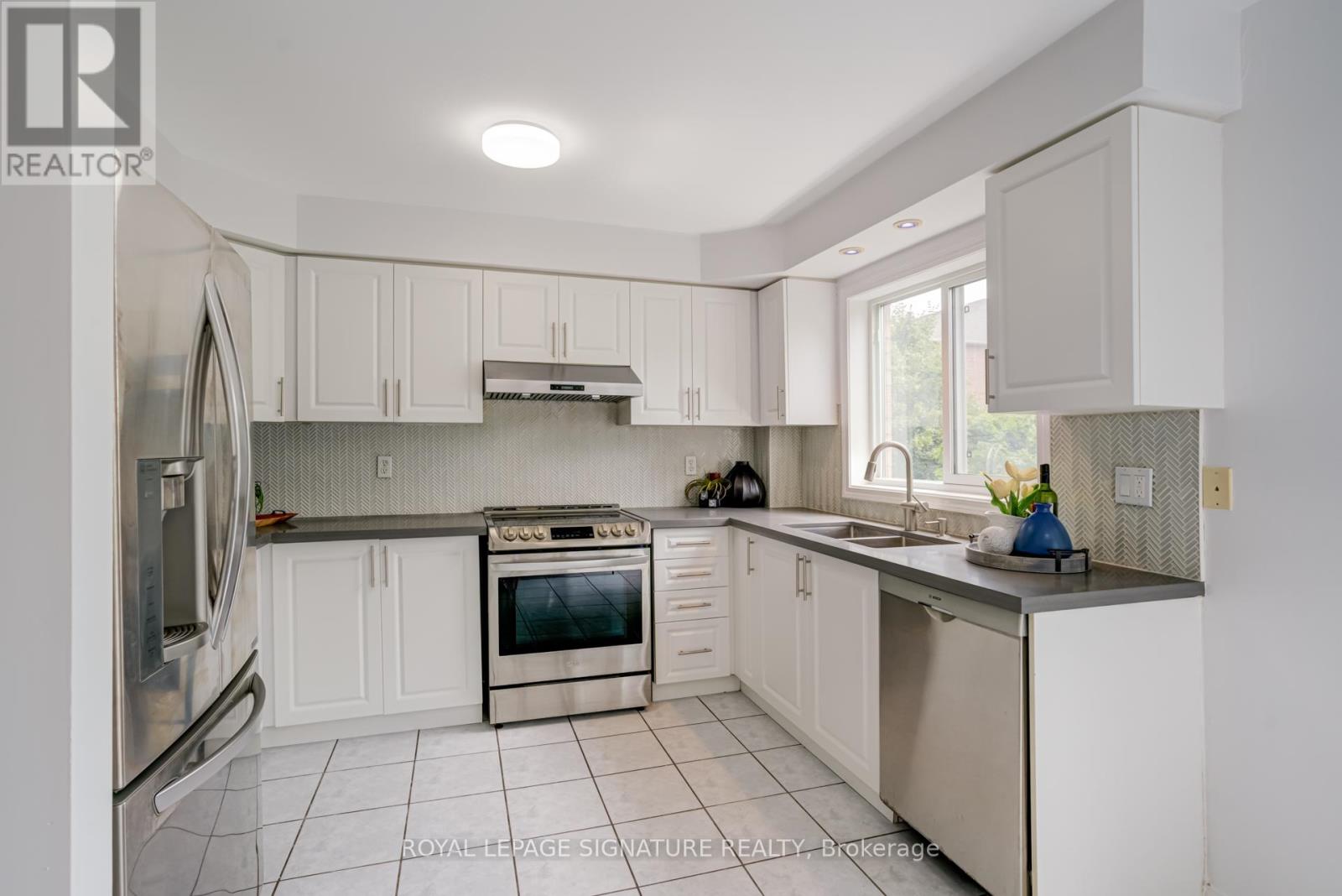 Photo 13 of 49 80 Acorn Place, Mississauga ON