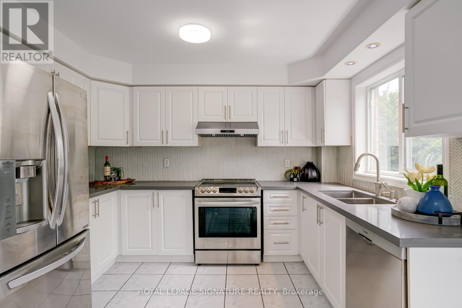 Photo 15 of 49 80 Acorn Place, Mississauga ON