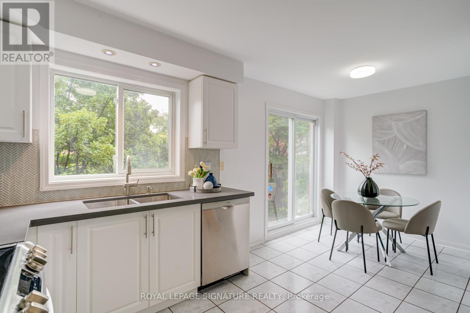 Photo 16 of 49 80 Acorn Place, Mississauga ON