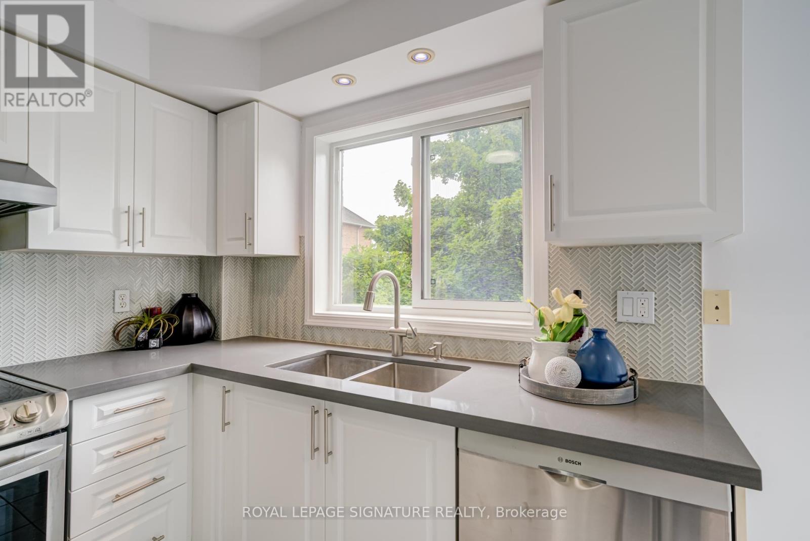 Photo 17 of 49 80 Acorn Place, Mississauga ON