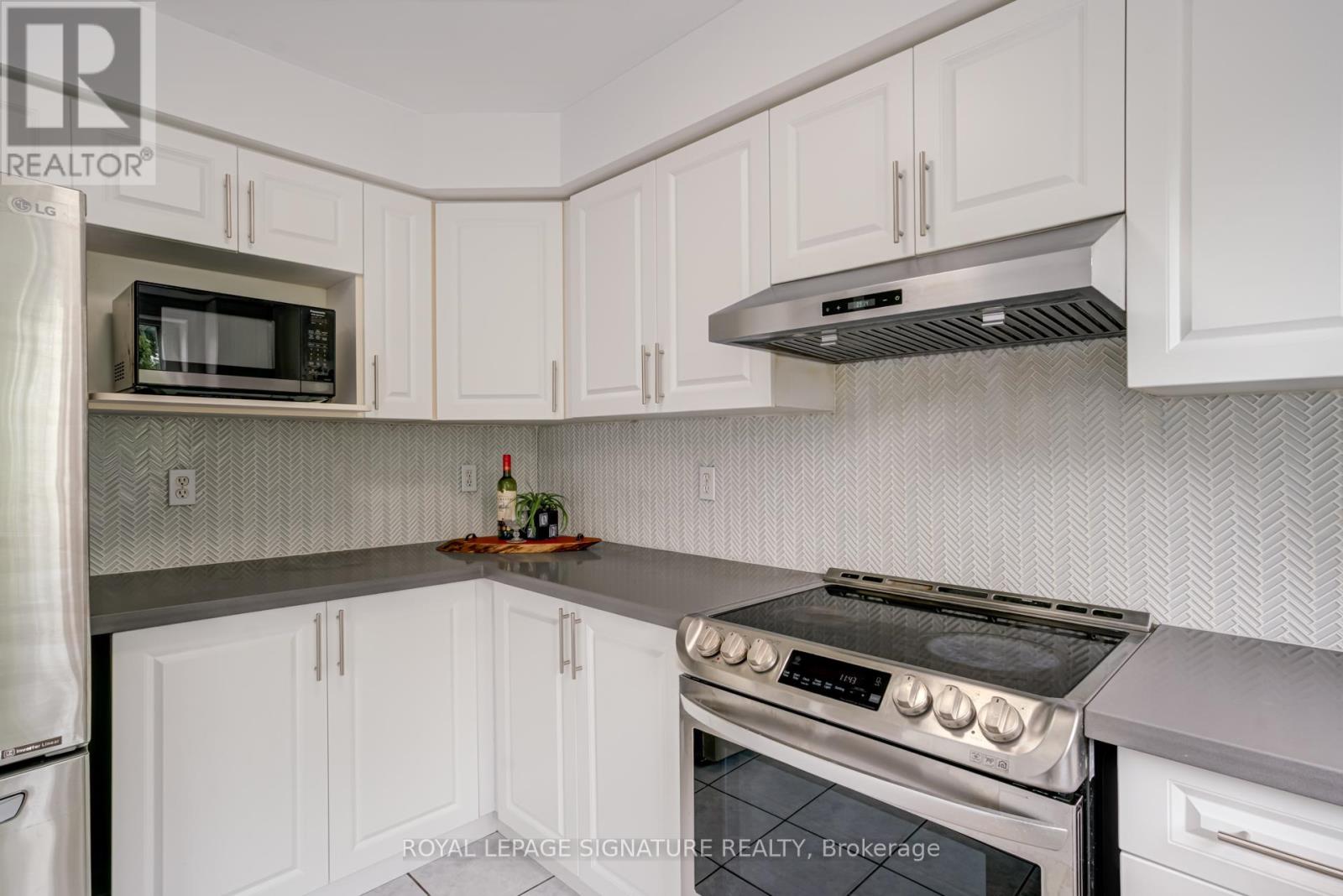 Photo 18 of 49 80 Acorn Place, Mississauga ON