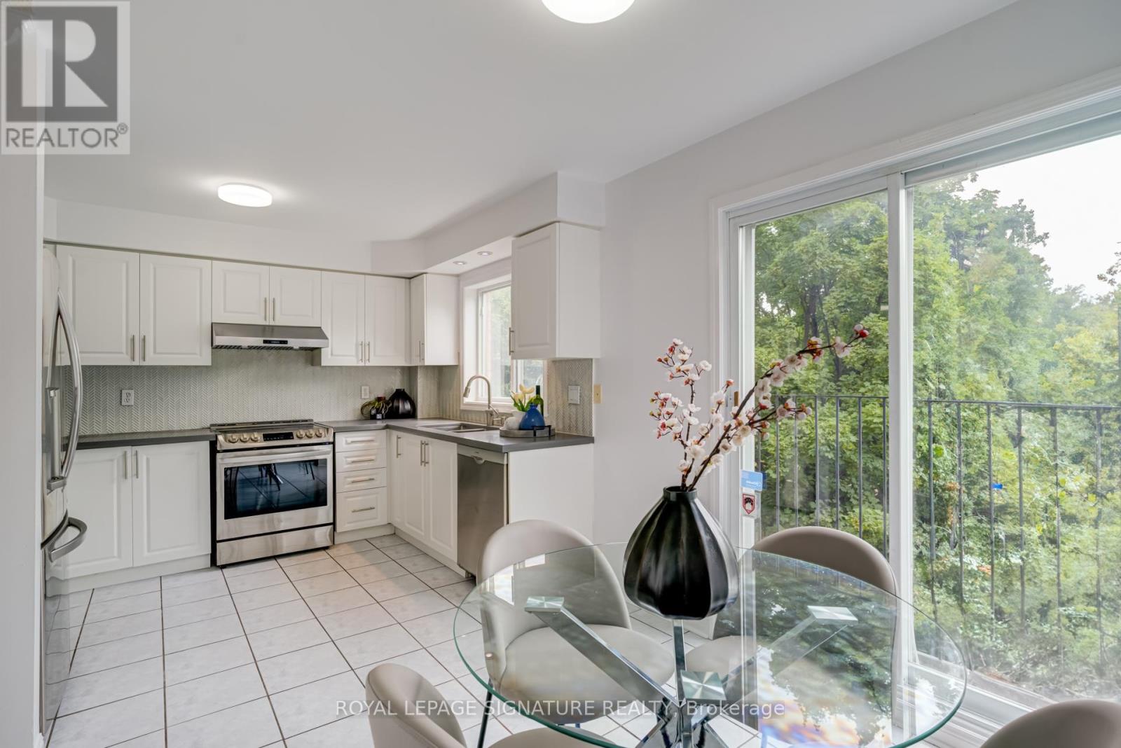 Photo 21 of 49 80 Acorn Place, Mississauga ON