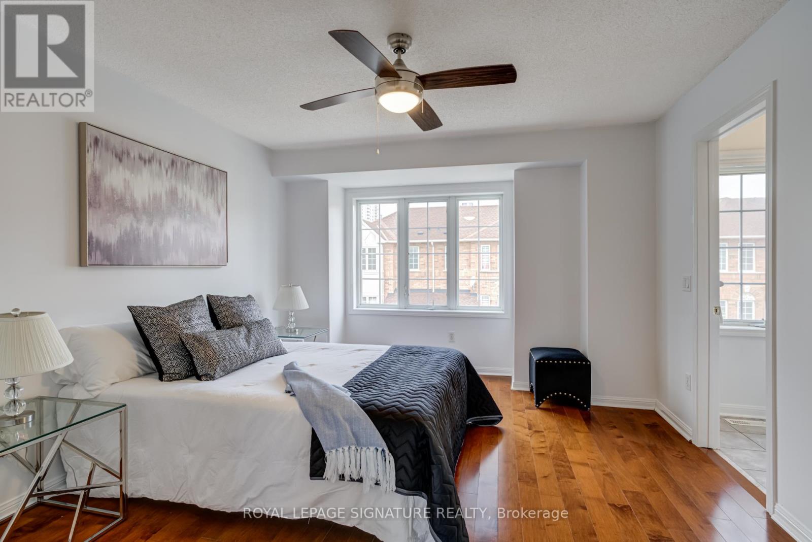 Photo 25 of 49 80 Acorn Place, Mississauga ON