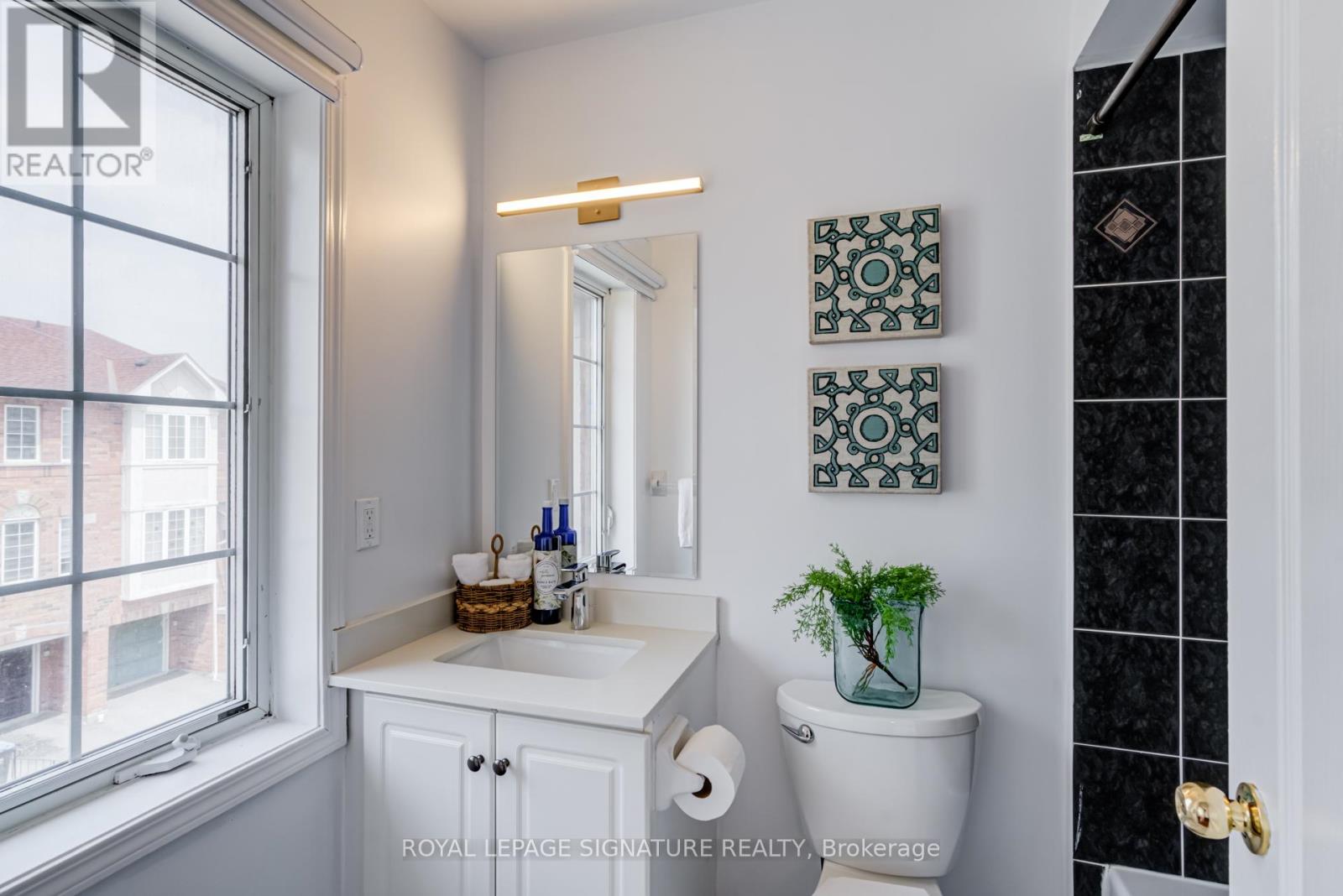 Photo 27 of 49 80 Acorn Place, Mississauga ON