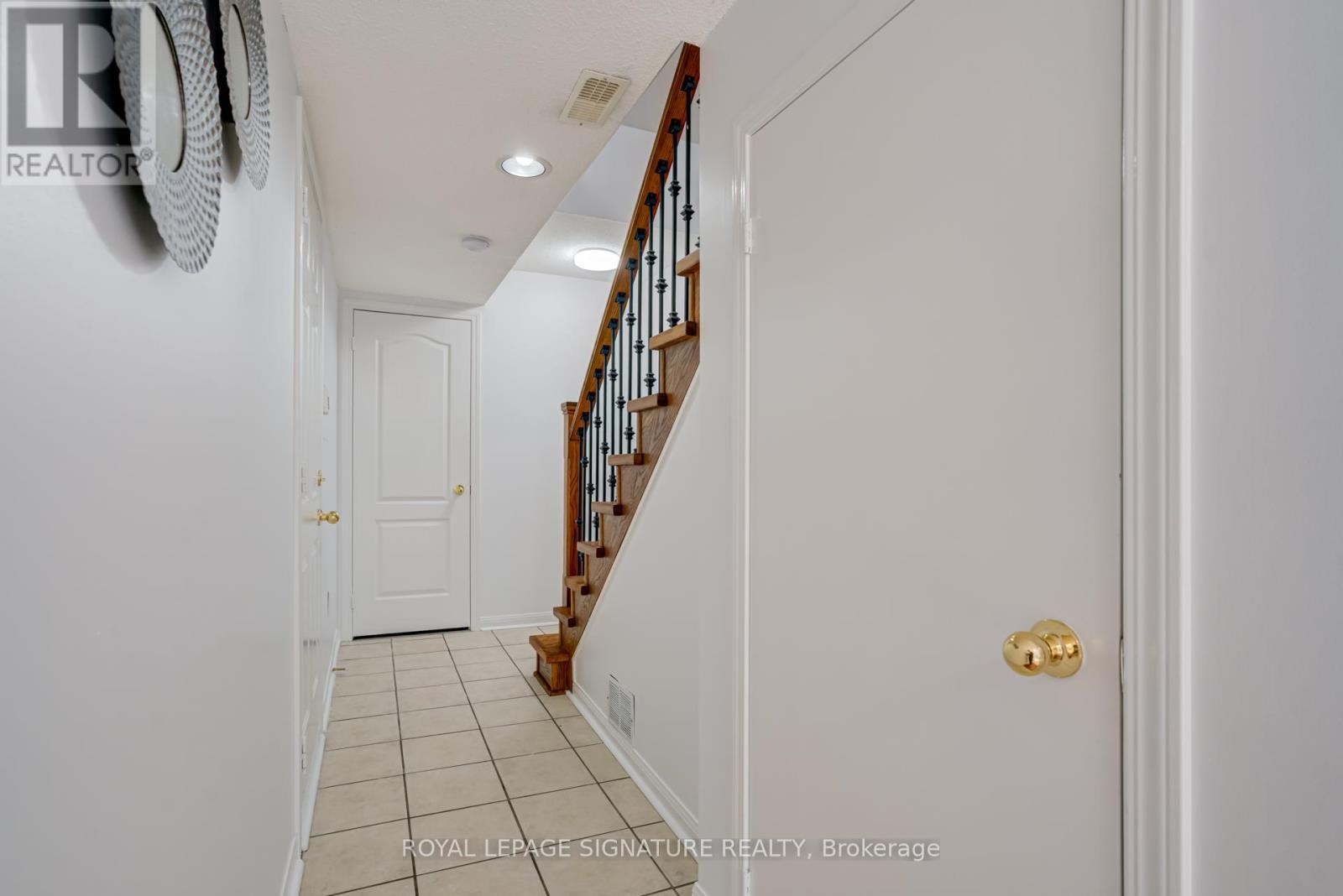 Photo 35 of 49 80 Acorn Place, Mississauga ON