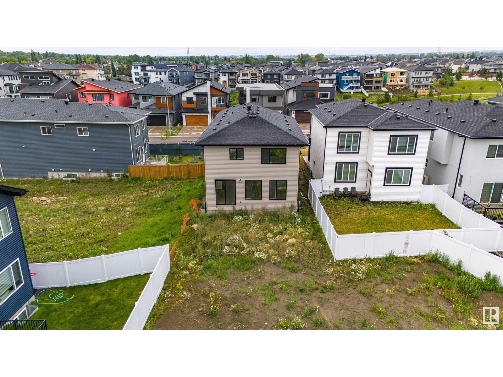Photo 3 of 205 Fraser Wy Nw Nw, Edmonton AB