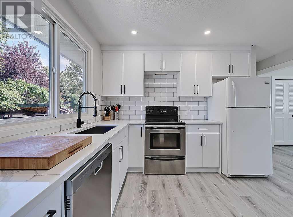 Single Family House Bi-level for Sale in  Lysander Place SE Ogden Calgary 