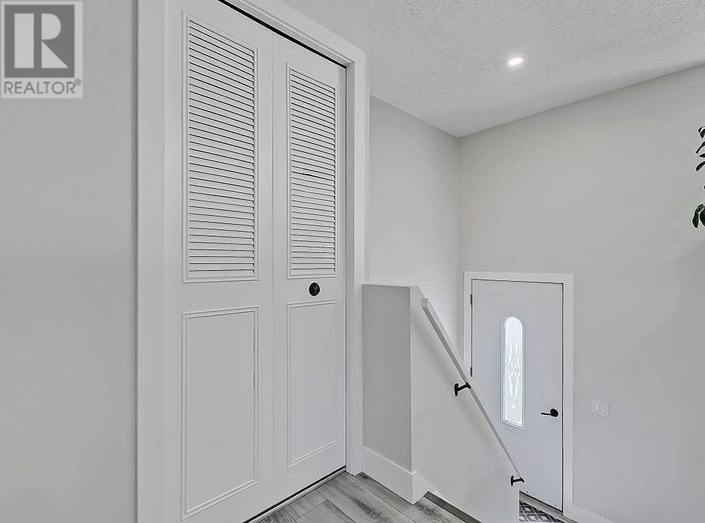 Single Family House Bi-level for Sale in  Lysander Place SE Ogden Calgary 