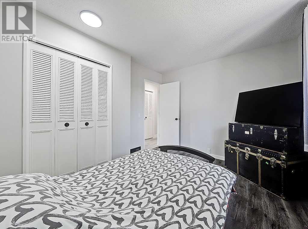 Single Family House Bi-level for Sale in  Lysander Place SE Ogden Calgary 