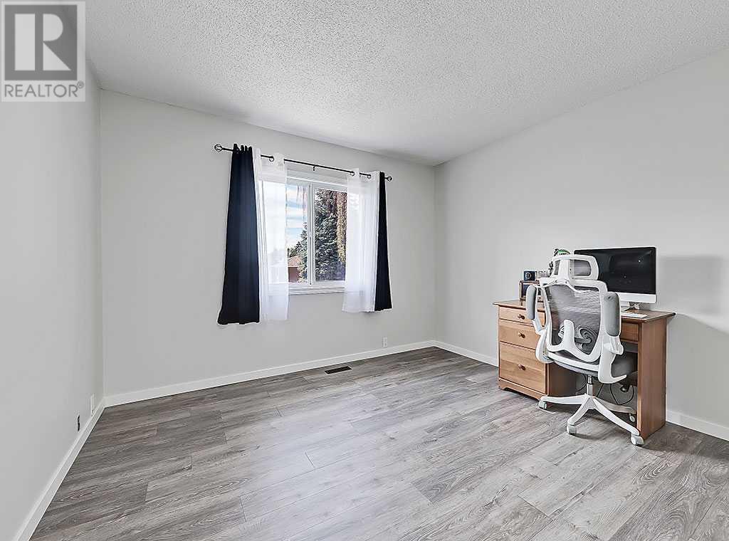 Single Family House Bi-level for Sale in  Lysander Place SE Ogden Calgary 