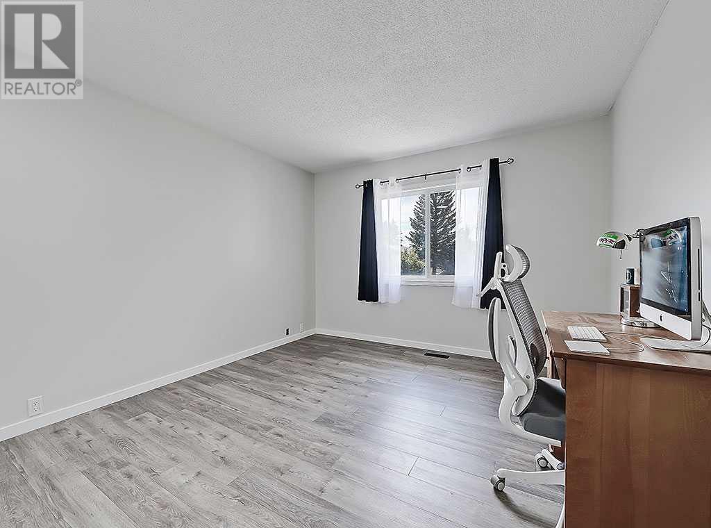 Single Family House Bi-level for Sale in  Lysander Place SE Ogden Calgary 