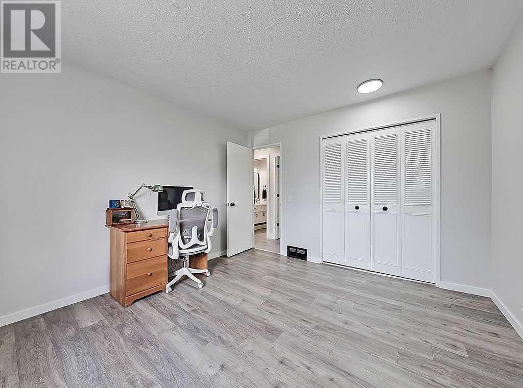 Single Family House Bi-level for Sale in  Lysander Place SE Ogden Calgary 