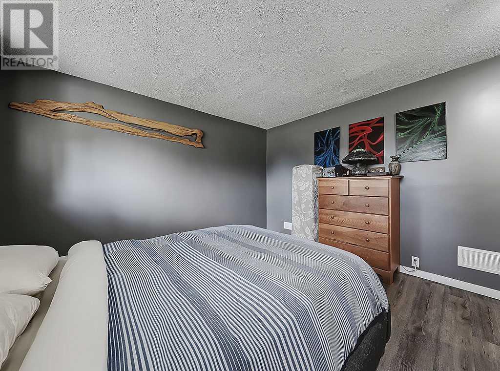 Single Family House Bi-level for Sale in  Lysander Place SE Ogden Calgary 