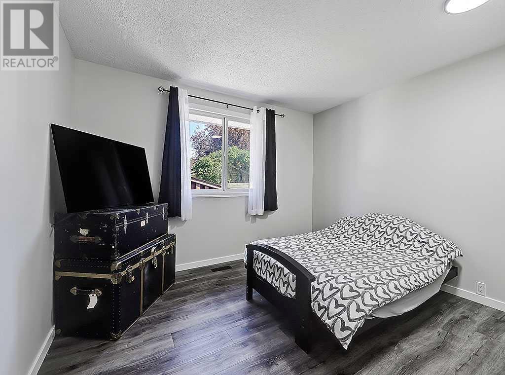 Single Family House Bi-level for Sale in  Lysander Place SE Ogden Calgary 