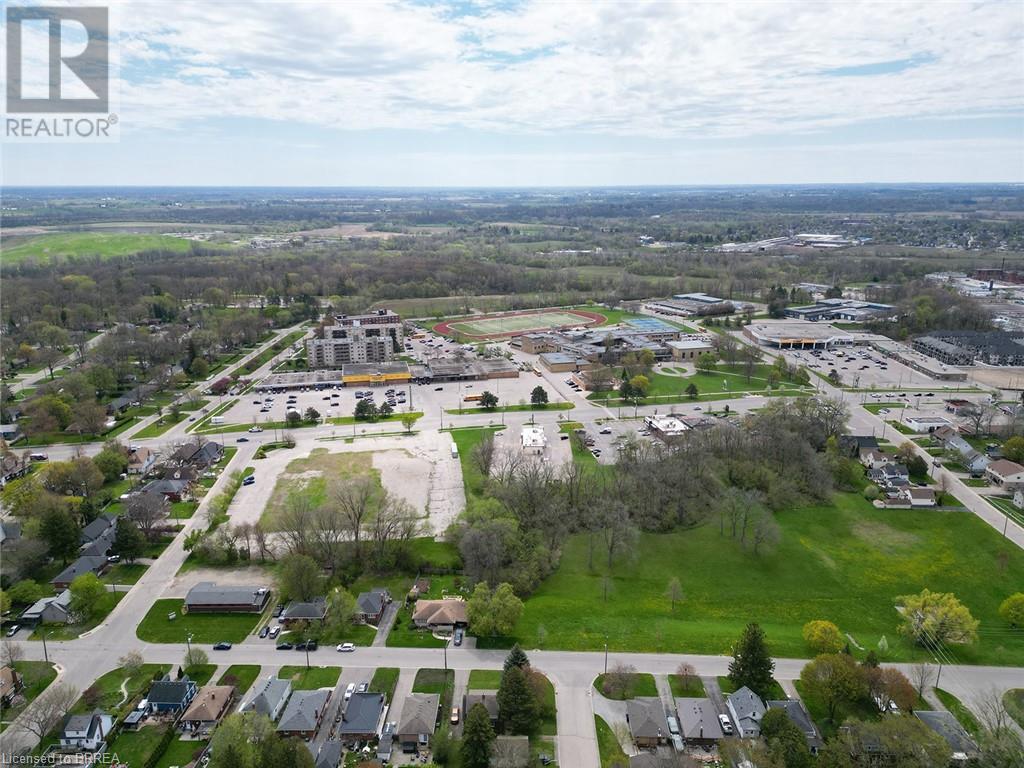 Photo 4 of 415 Chatham Street, Brantford ON