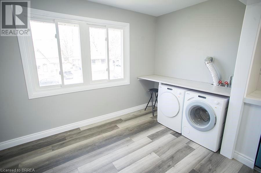 Photo 32 of 415 Chatham Street, Brantford ON