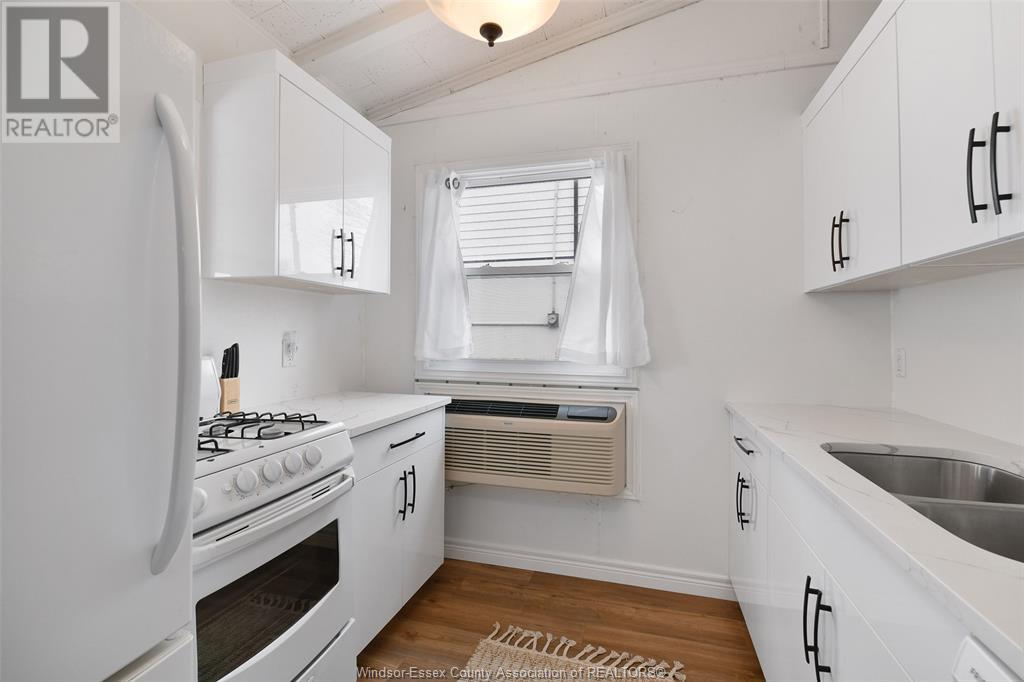 Photo 10 of 206 Robson, Leamington ON