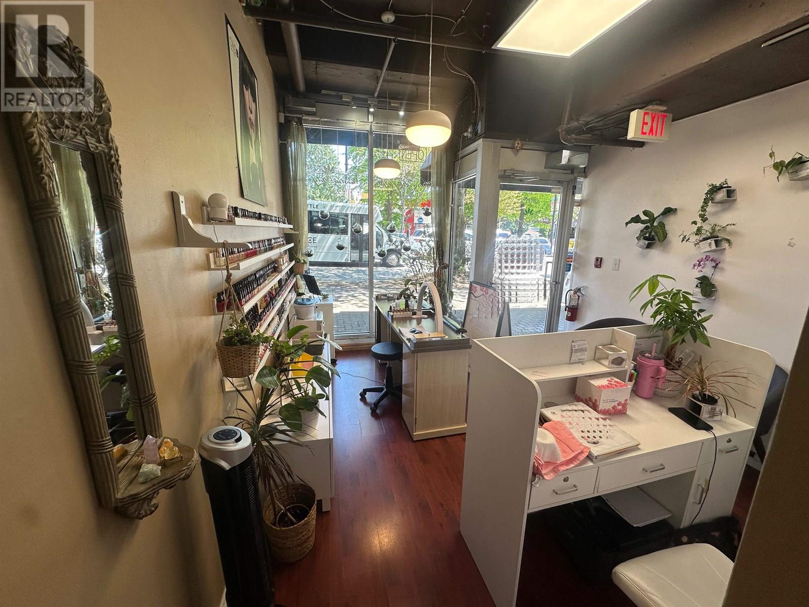 Photo 2 of 8073 Confidencial, Vancouver BC