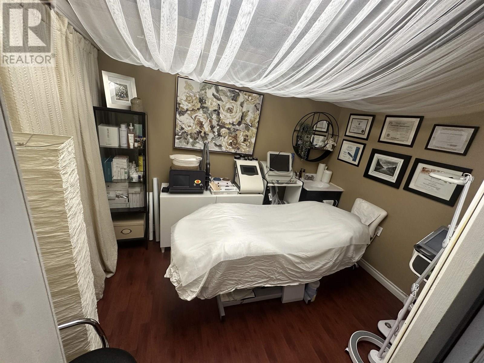 Photo 4 of 8073 Confidencial, Vancouver BC