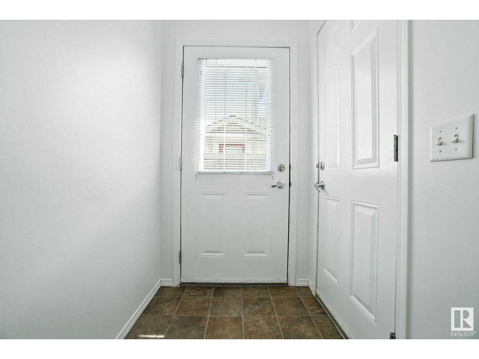 Photo 6 of 15 6520 2 Av Sw, Edmonton AB