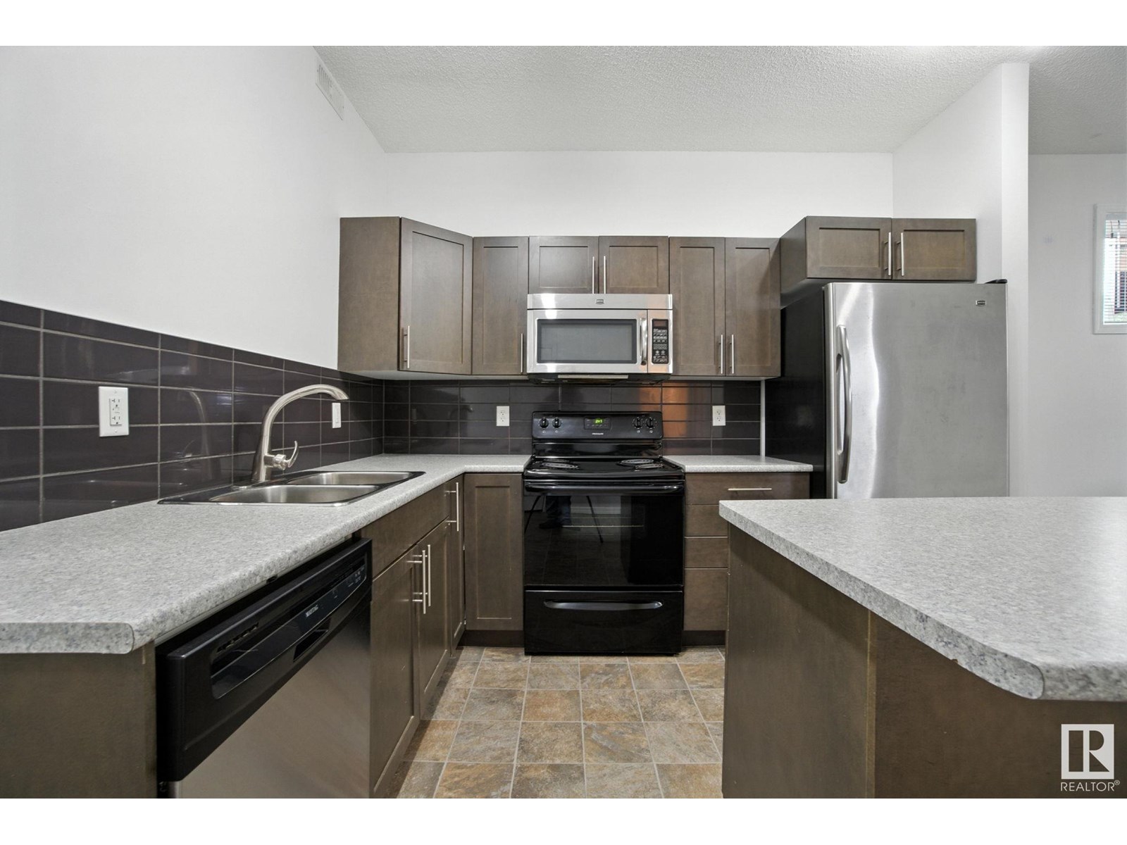 Photo 10 of 15 6520 2 Av Sw, Edmonton AB