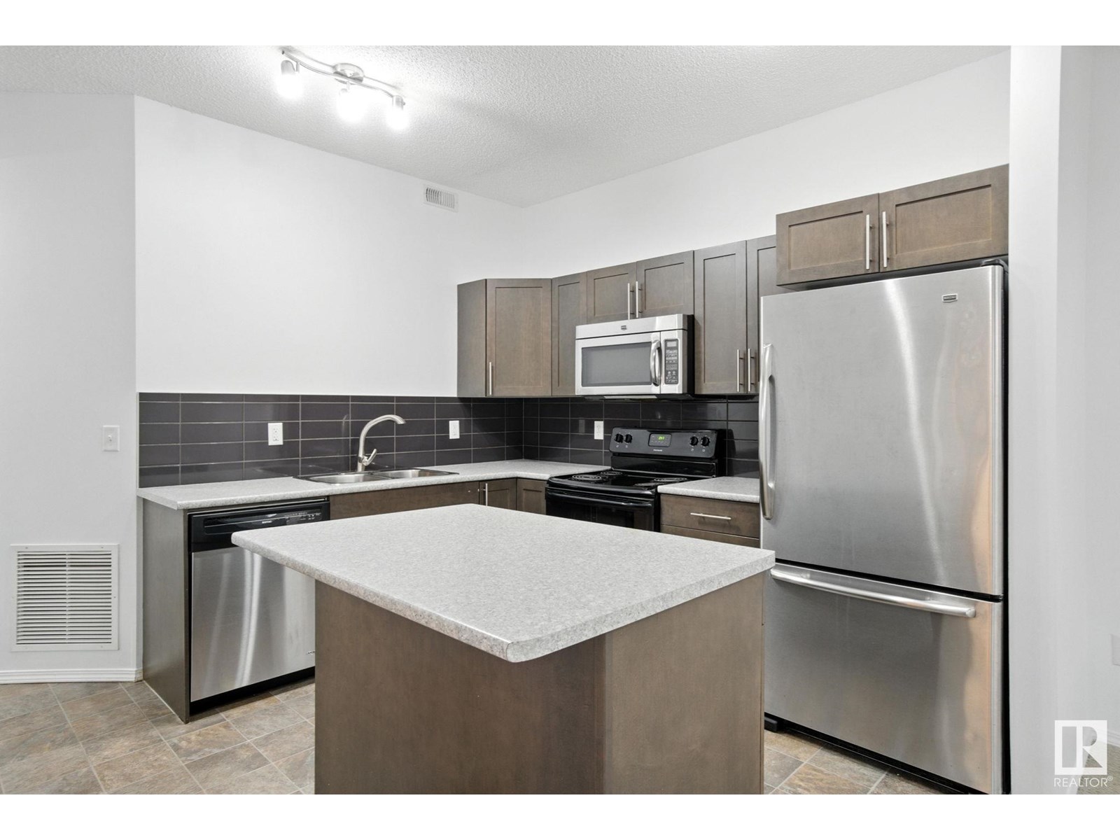 Photo 11 of 15 6520 2 Av Sw, Edmonton AB