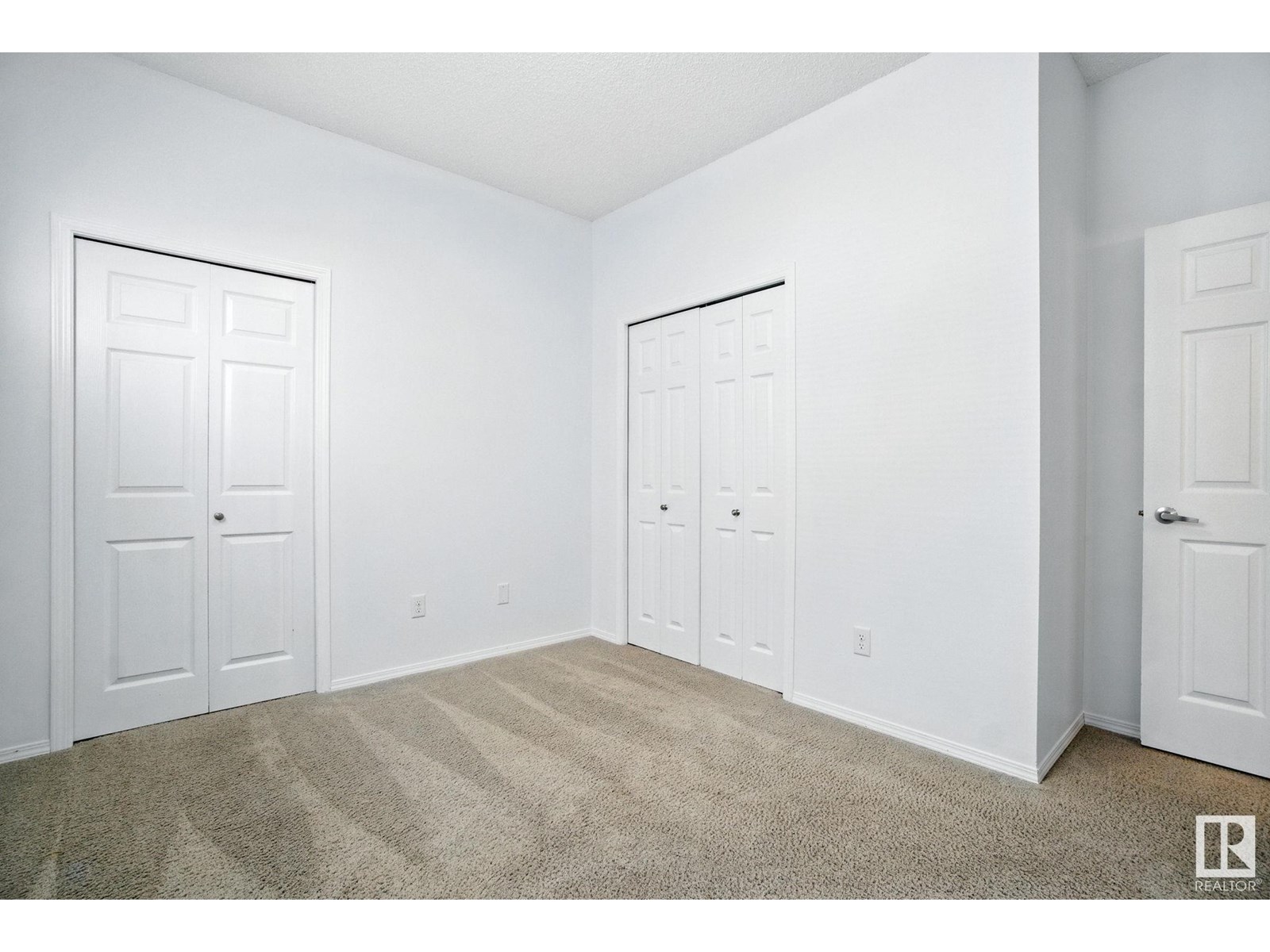 Photo 19 of 15 6520 2 Av Sw, Edmonton AB