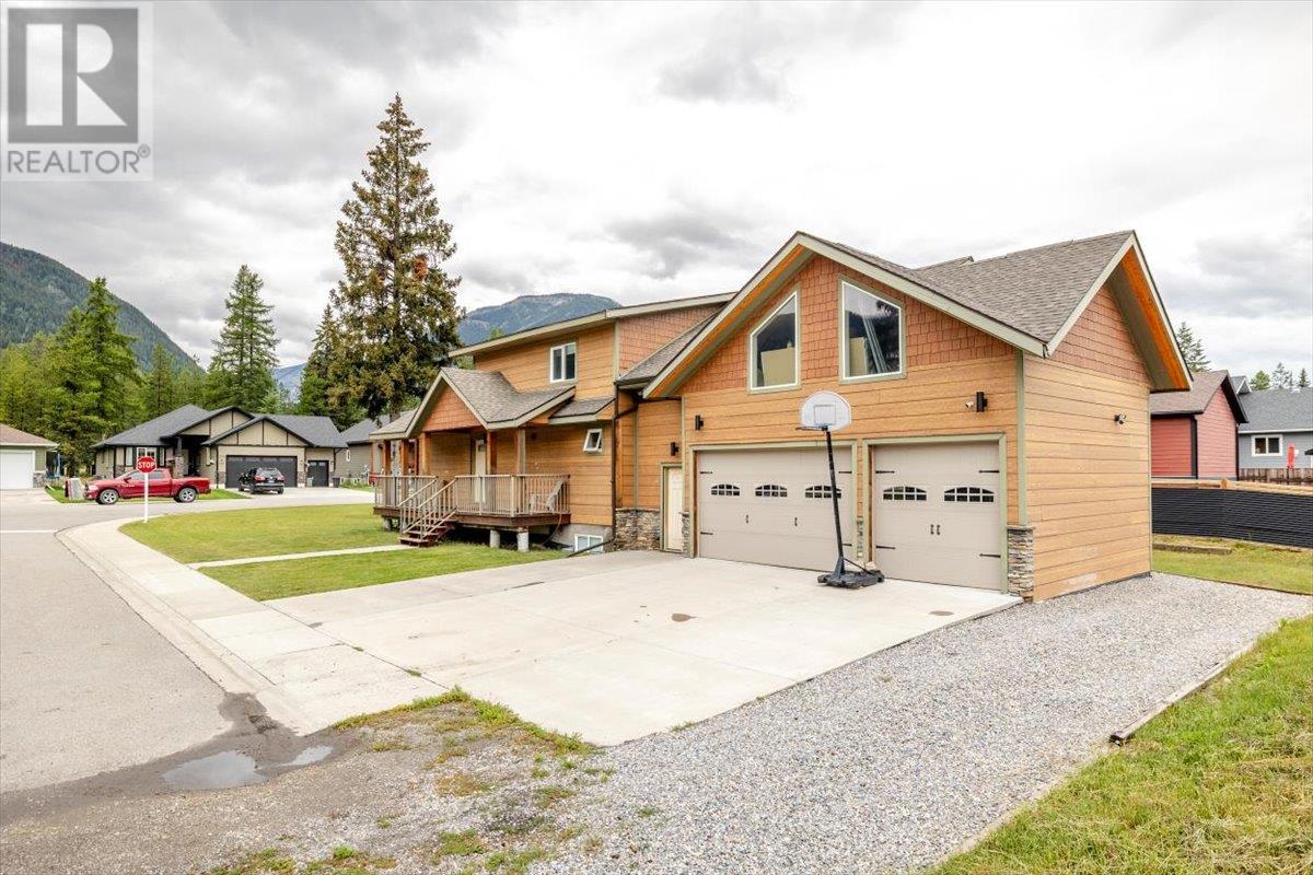 Photo 4 of 2074 Golden Eagle Drive, Sparwood BC