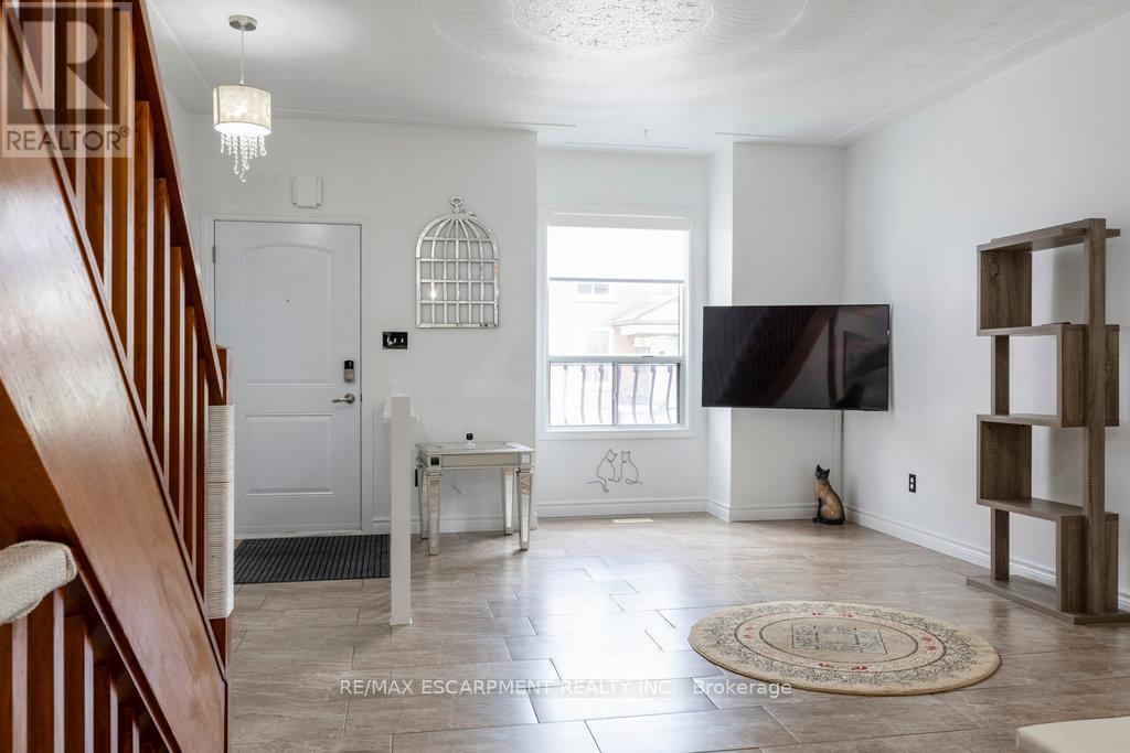 Photo 7 of 52 Clyde Street, Hamilton ON